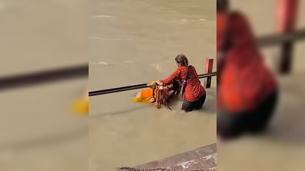 Viral Video: woman saved the life of man drowning in ganga