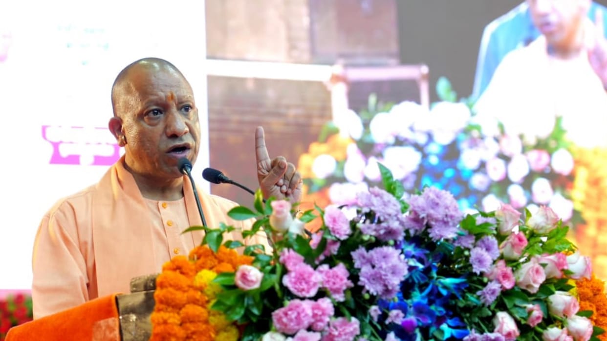 UP: CM Yogi Adityanath honored the players who won medals in Para Olympics.