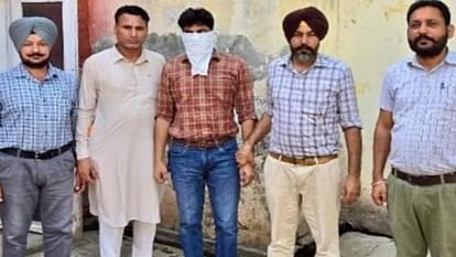 पैसों के लिए बेच दिया ईमान: मुक्तसर CIA में तैनात मुंशी 5 हजार रुपये रिश्वत लेता काबू, महिला को ब्लैकमेल किया CIA Staff Muktsar head constable arrested to take rs 5 thousand bribe