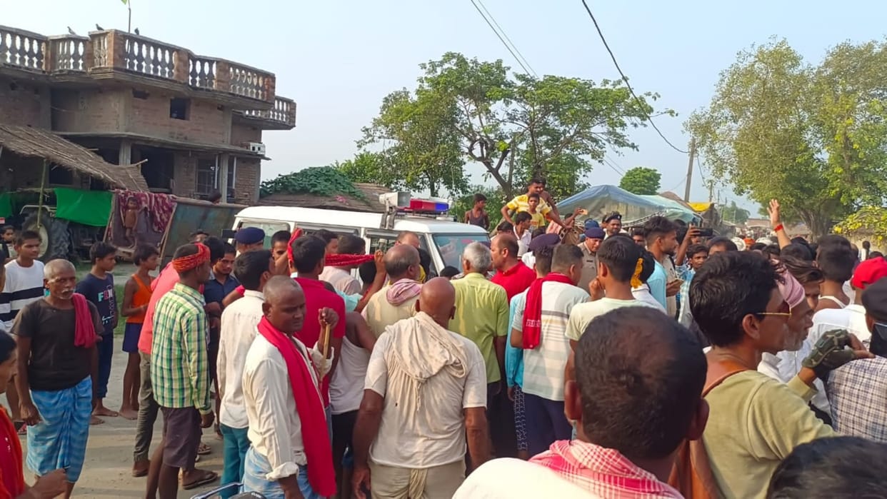 Bettiah News: A four-year-old child crushed by police vehicle, villagers created ruckus in police station