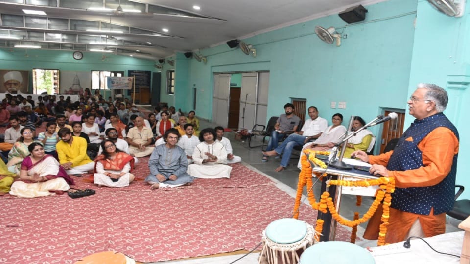 Disabled people got a gift on Gandhi Shastri Jayanti at BHU, Vice Chancellor increased the assistance amount