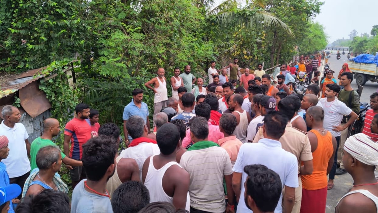 Bihar: A wild buffalo swept away by flood killed 2 people, people in Supaul blocked NH-106 and protested
