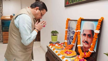 राष्ट्रपिता महात्मा गांधी और पूर्व प्रधानमंत्री लाल बहादुर शास्त्री को श्रद्धांजलि देते सीएम धामी।