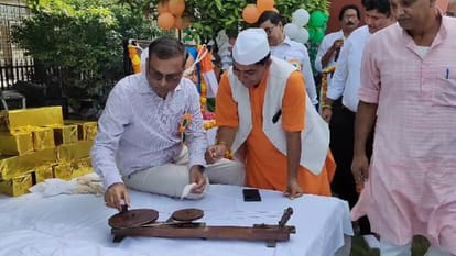 डीएम ने चरखे से काता सूत