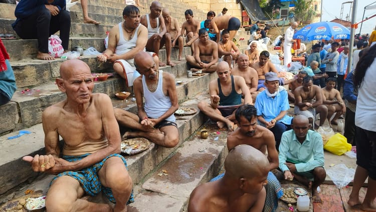 PHOTOS: पितृपक्ष अमावस्या पर काशी में गंगातट और कुंडों पर उमड़ी भीड़, नाना-नानी का भी हुआ पिंडदान