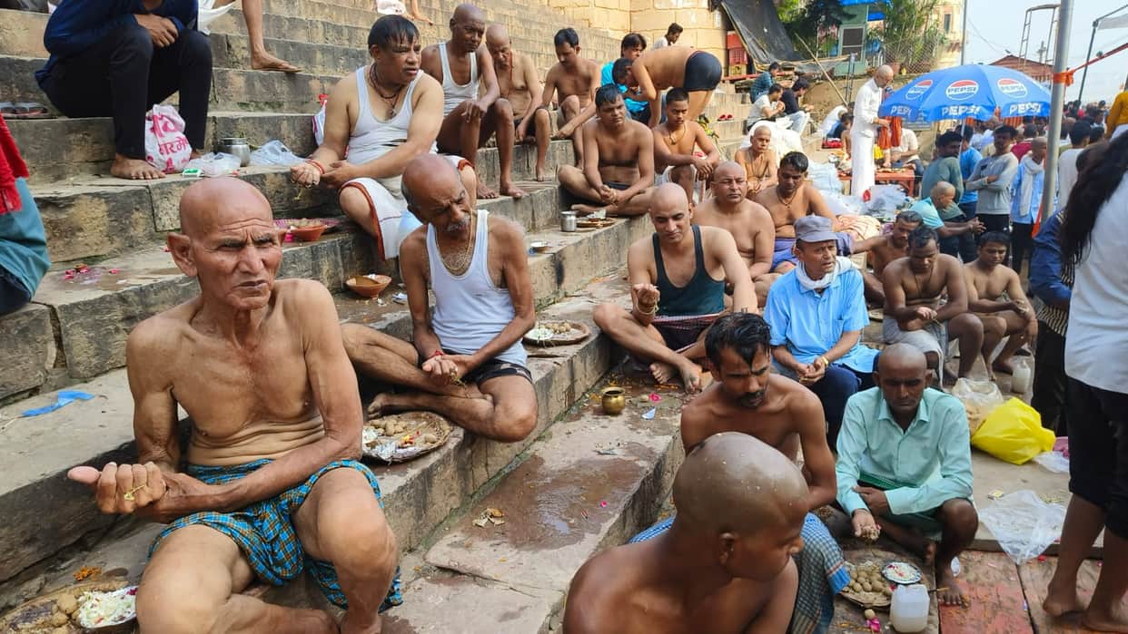 Pitru Paksha Amavasya crowd of devotees on Ganga and ponds in Kashi for Pind daan