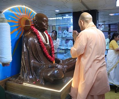 Chief Minister Yogi Adityanath paid tribute to Mahatma Gandhi.