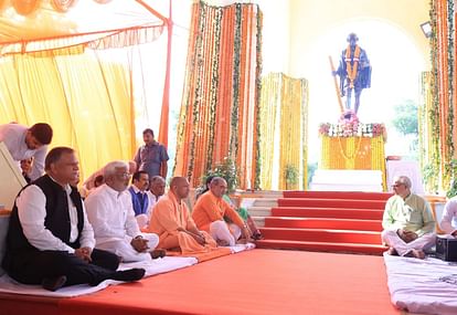 Chief Minister Yogi Adityanath paid tribute to Mahatma Gandhi.