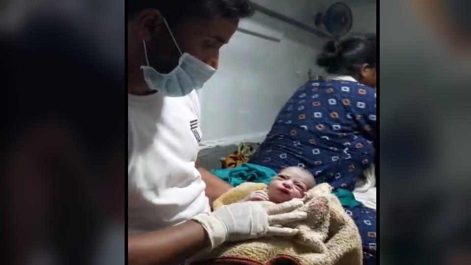 Uttarkashi News Pregnant woman referred from district hospital gave birth to baby girl in ambulance