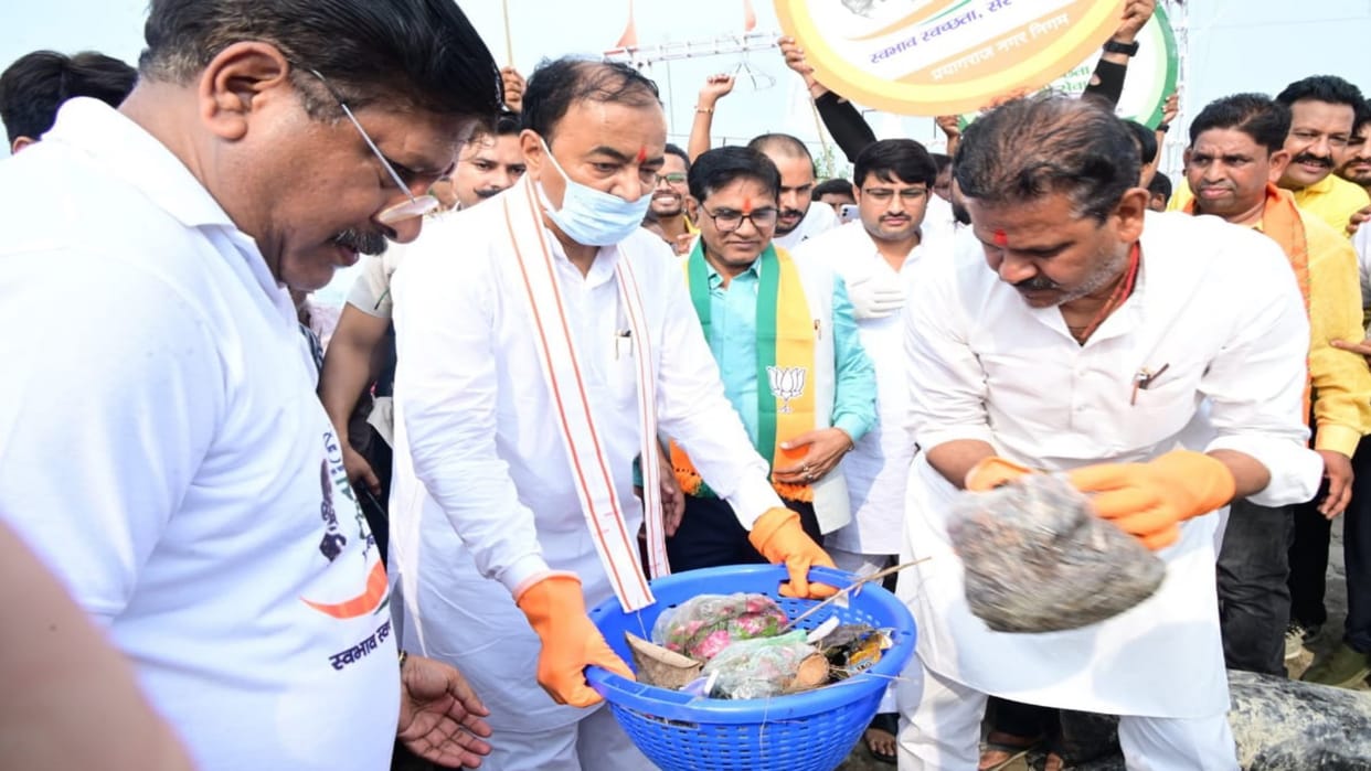 Gandhi Jayanti: Deputy CM Keshav did Shramdaan on Gandhi Jayanti, cleaned Sangam area and Hanuman temple