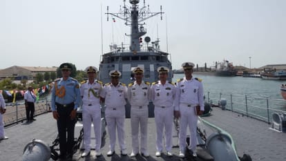 Tension deepens in West Asia, three warships of Indian Navy reaches in Iran, news in hindi