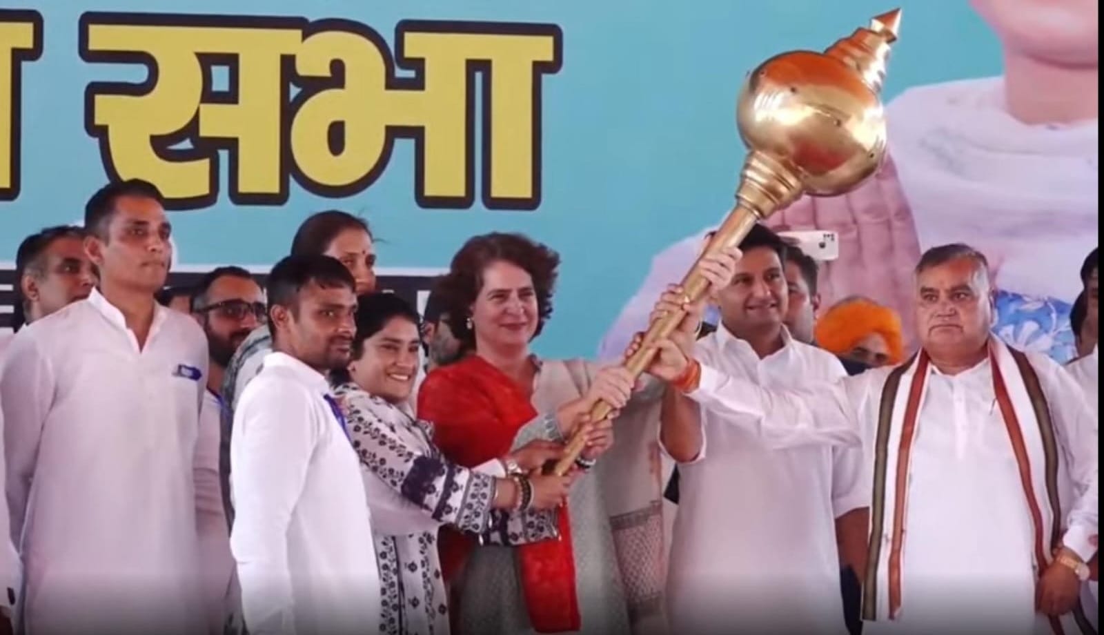 Congress General Secretary Priyanka Gandhi Received Warm In Julana, Vinesh Phogat Giving