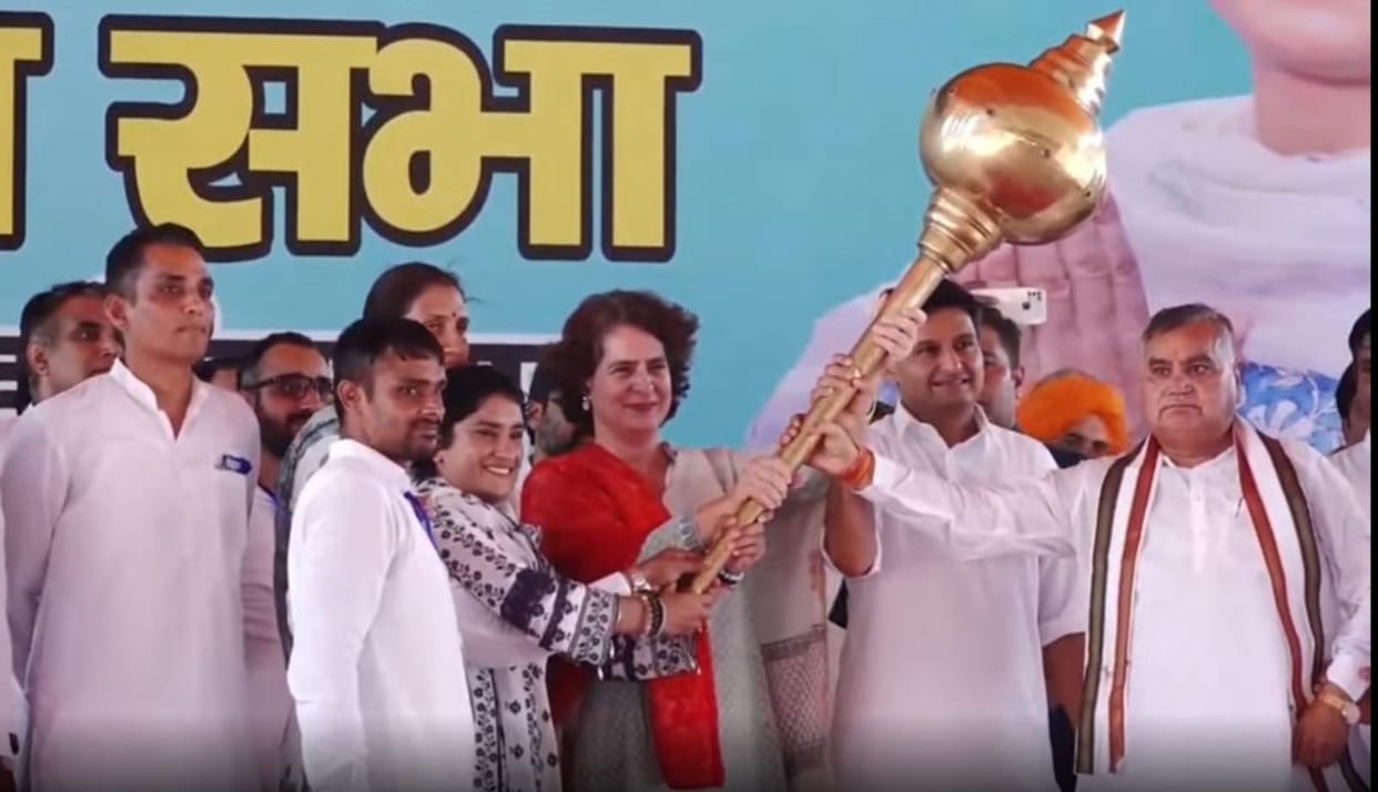 Congress General Secretary Priyanka Gandhi received warm welcome in Julana, Vinesh Phogat giving mace