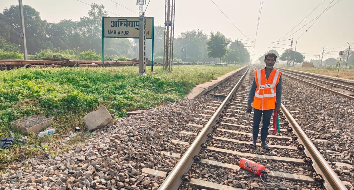 Fire cylinder found on railway track near Ambiyapur station, GRP and RPF engaged in investigation