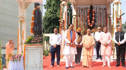 Chief Minister Yogi Adityanath paid tribute to Mahatma Gandhi.