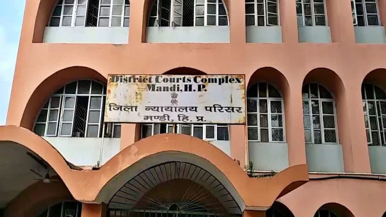 Hamirpur Retired HAS officer cheated order to give 19 lakh rupees to the victim from seized accounts