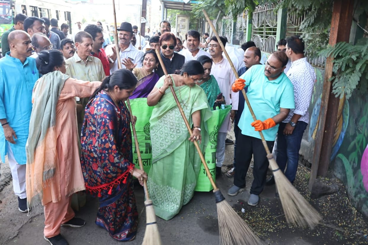 Indore News: On Gandhi Jayanti, Union Minister Thakur swept the road, prayed at Gandhi statue