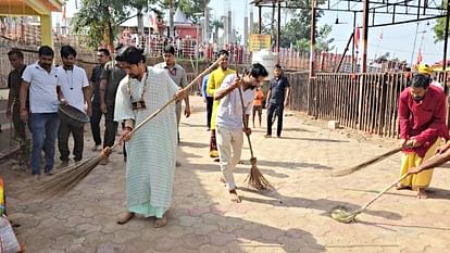 धीरेंद्र शास्त्री ने लगाई झाड़ू: 'देवी मूर्ति रखना तब सफल, जब प्रत्येक बेटी के ऊपर उठने वाली उंगली तोड़ दें' Dheerendra Shastri Says Keeping idol goddess successful only when finger that rises up against daughter broken