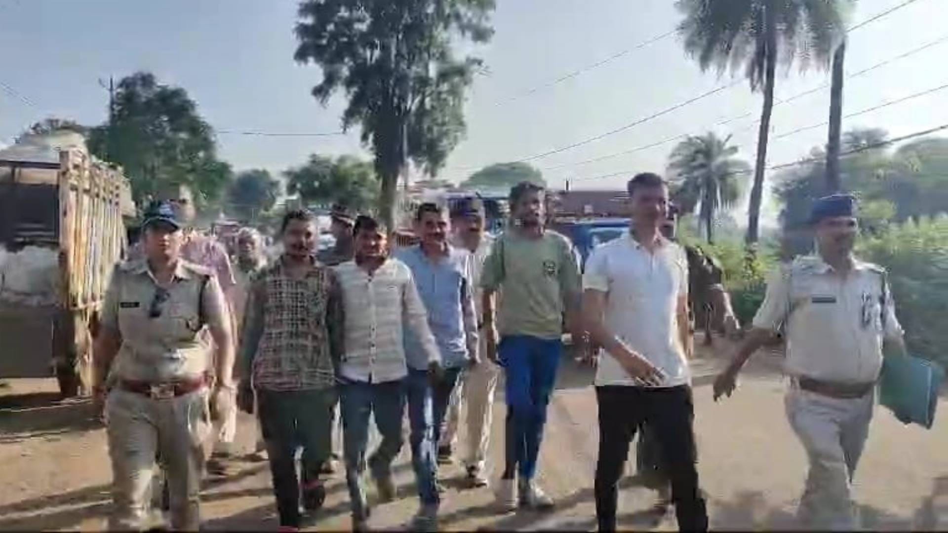 आरोपियों का जुलूस निकालती पुलिस