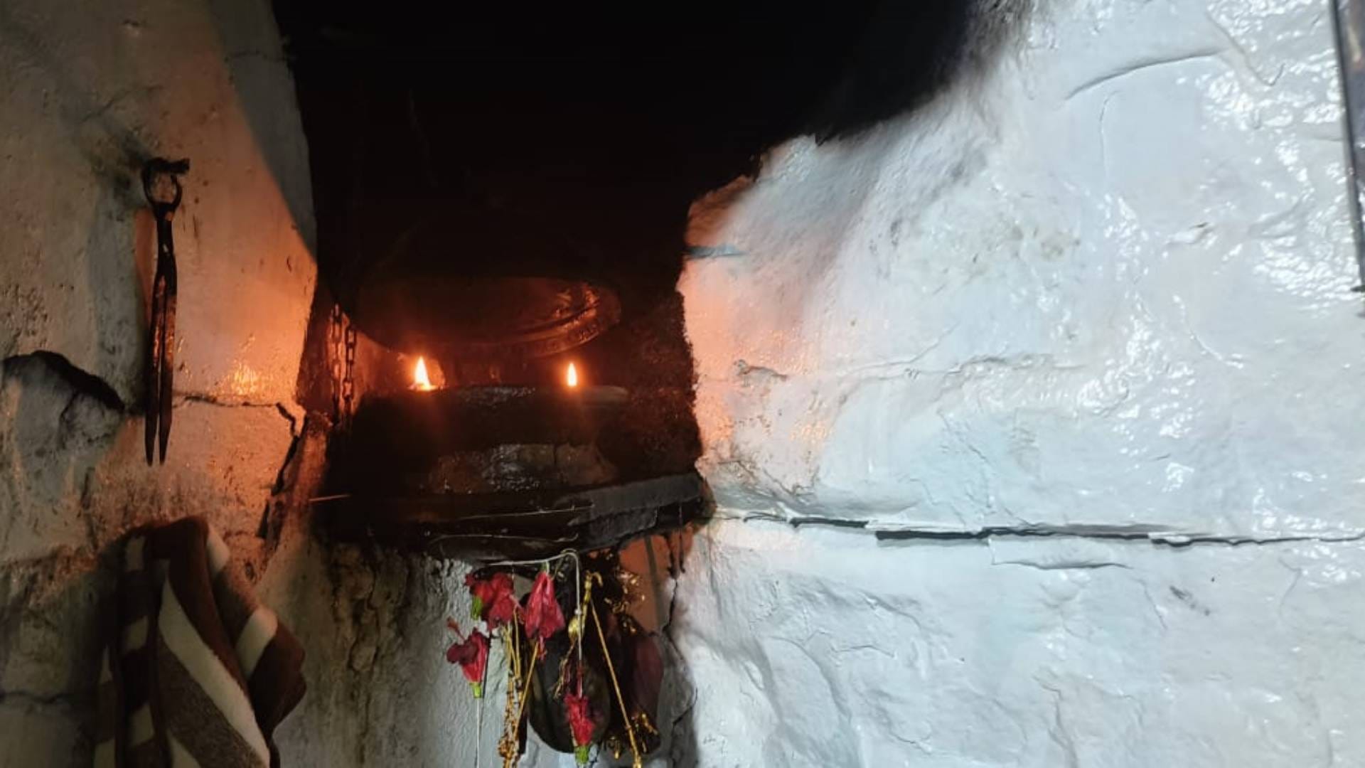 Shardiya Navratri Mysterious cave of Maihar temple here eternal flame has been burning for 50 years