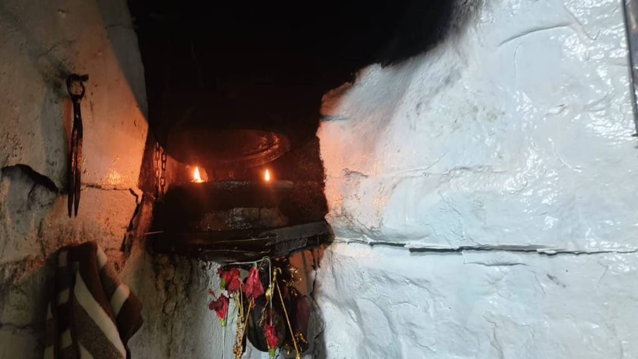 Shardiya Navratri Mysterious cave of Maihar temple here eternal flame has been burning for 50 years