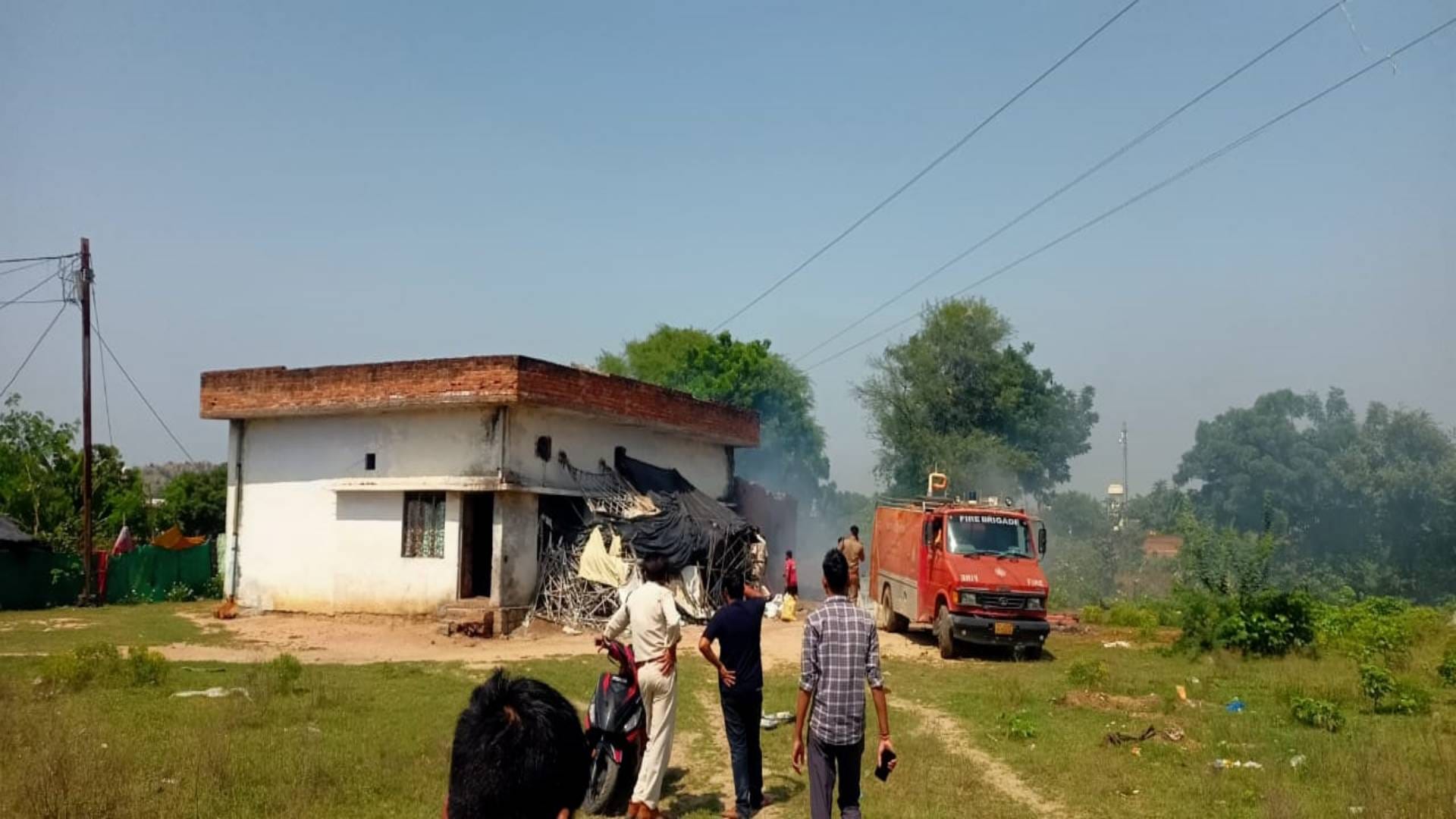 आग बुझाती दमकल की गाड़ियां