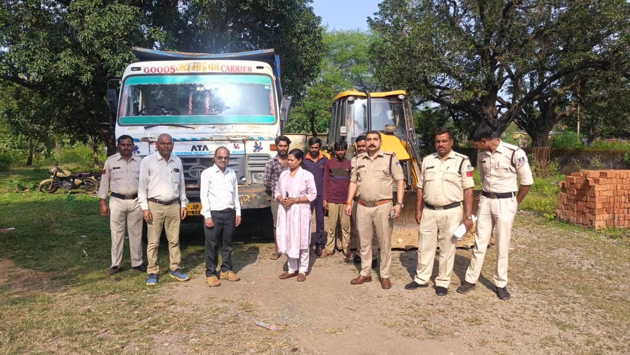 Katni News Three people caught stealing sand joint team seized Hiva and JCB machines