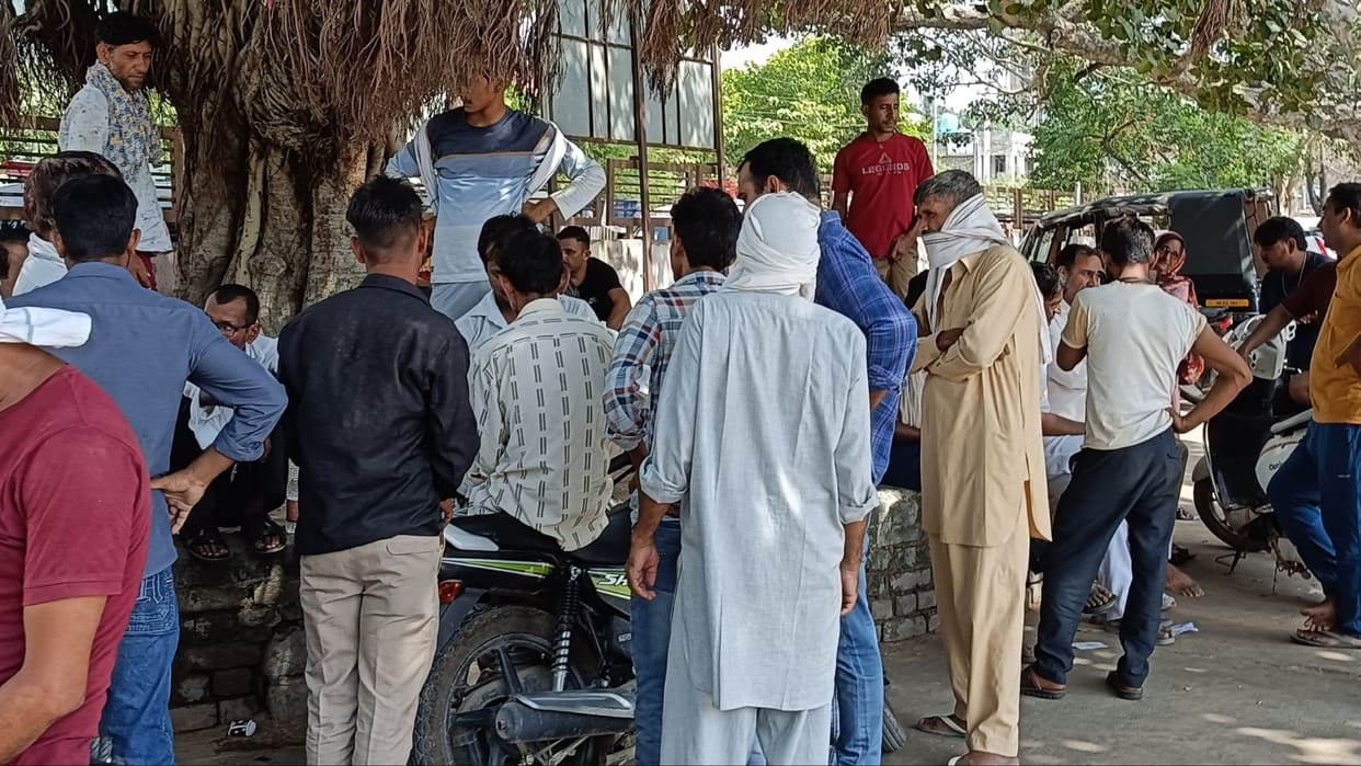 Bhiwani: A person sitting outside the house was hit by an abandoned cow, died