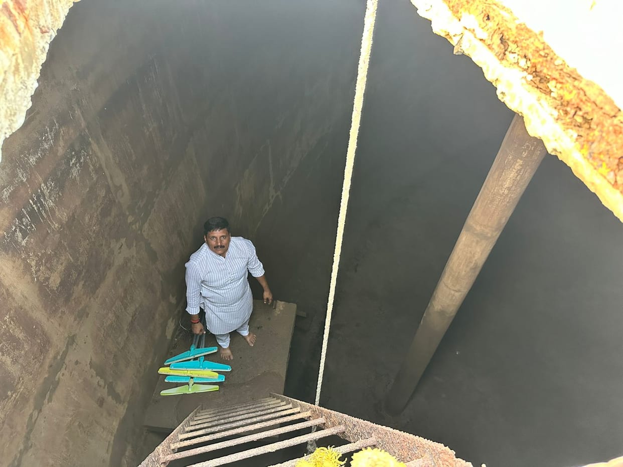 Indore News: Silt found in water tank, Congress councilor went into the tank with a shovel.