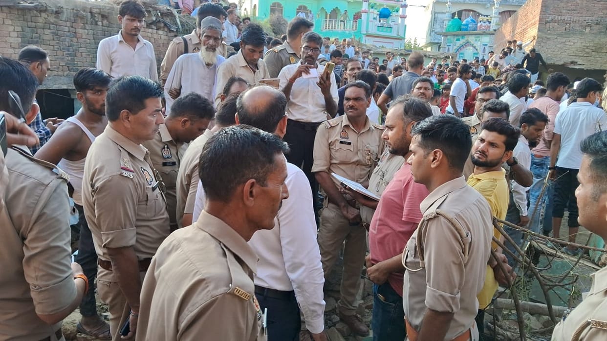 houses collapsed due to explosion in fireworks in Bareilly