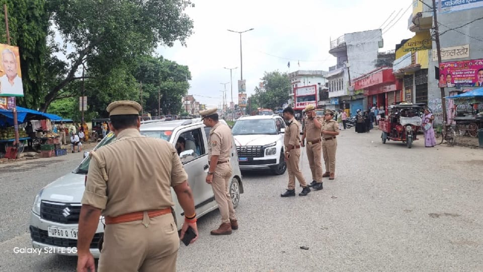 Police checking campaign on the road, black film was removed from vehicles, harsh attitude shown on hooter