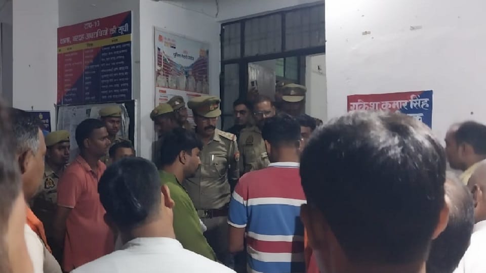 Ruckus at the police station, demand to register FIR, police gave assurance, family left with the body