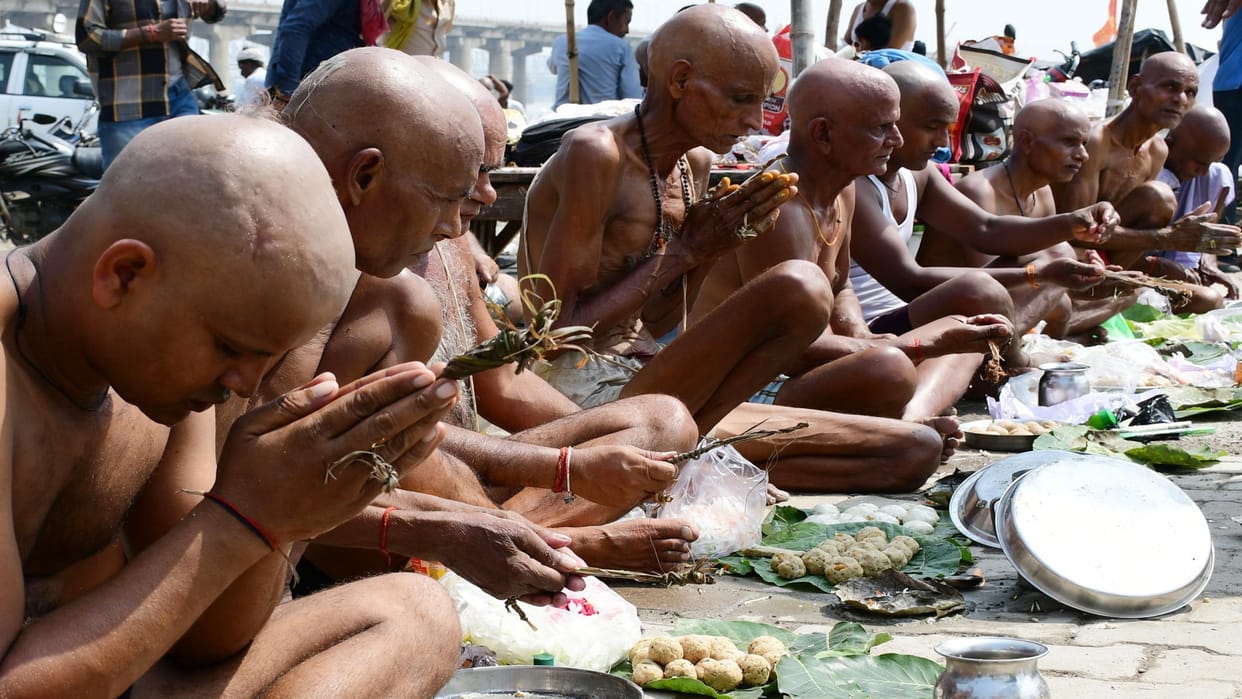 Pitra Visarjan: Devotees offered offerings to their ancestors on the banks of Sangam