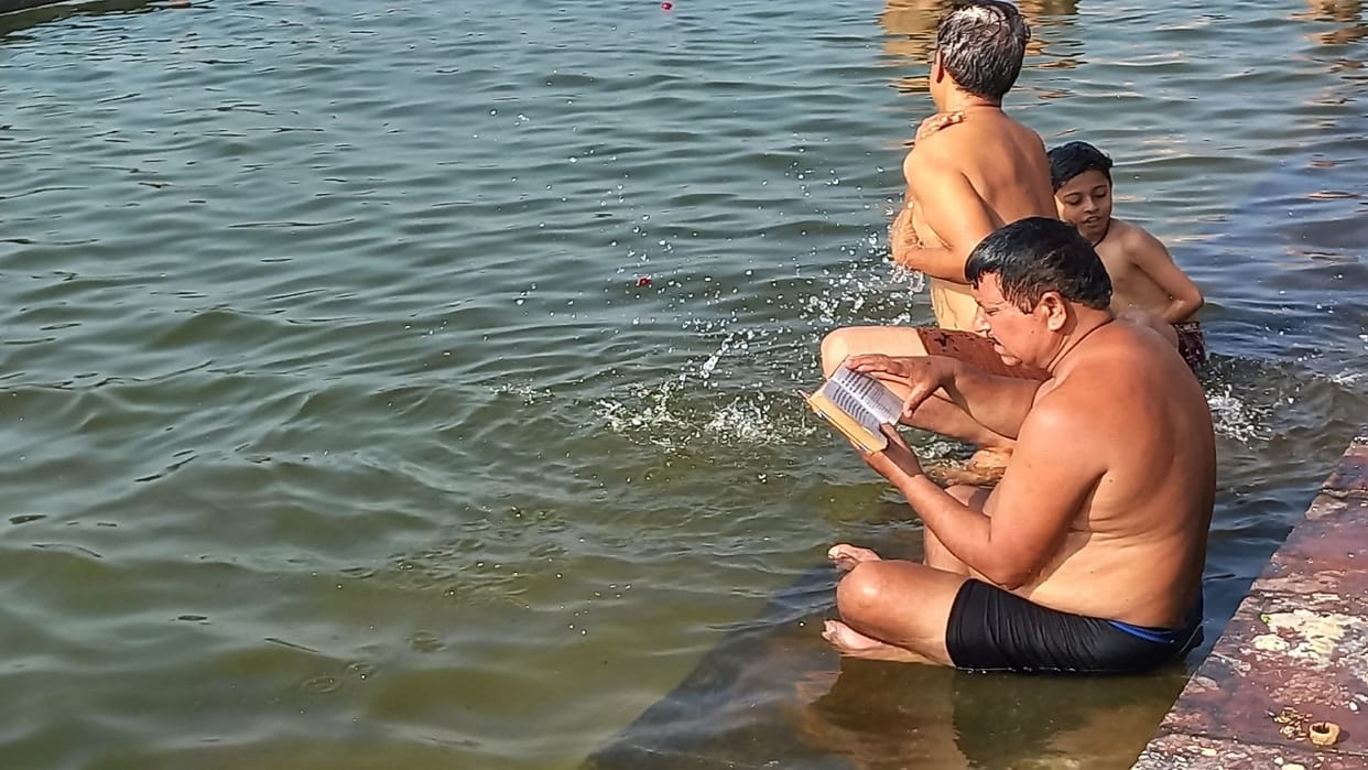 Crowds of devotees gathered in holy city on Sarva Pitru Amavasya, took a holy dip in Brahma Sarovar