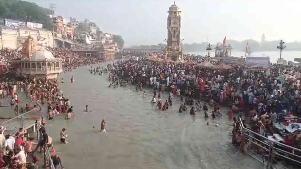 Sarva Pitru Amavasya 2024 Devotees take holy dip at Har Ki Pauri in Haridwar on Sarva Pitru Amavasya