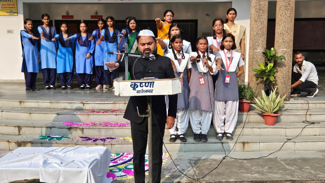 On Gandhi Jayanti, Sant Kabir Nagar DM administered oath of unity and integrity of the country to the children