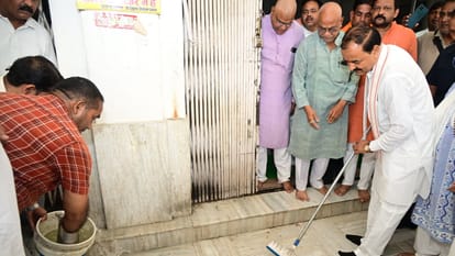 Gandhi Jayanti: Deputy CM Keshav did Shramdaan on Gandhi Jayanti, cleaned Sangam area and Hanuman temple
