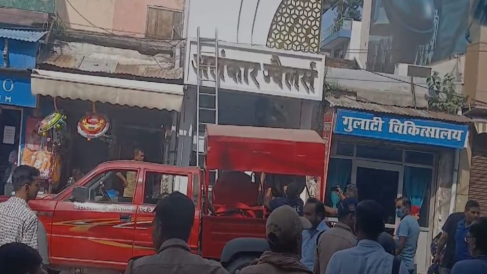Fire broke out in jewelery shop due to short circuit in kashipur