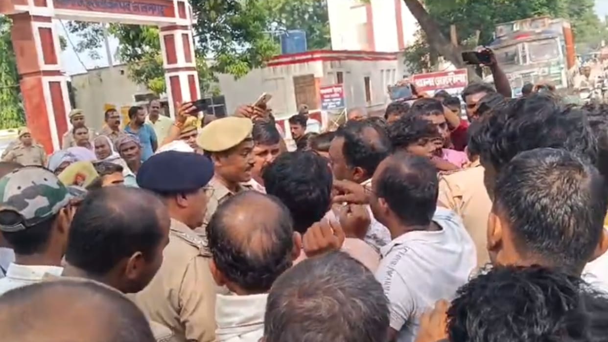 Azamgarh Murder Case villagers created ruckus on police station for action