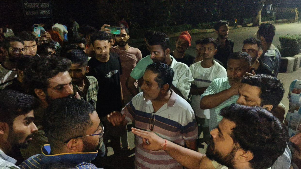 Protest outside VC residence to protest against putting friend in police station