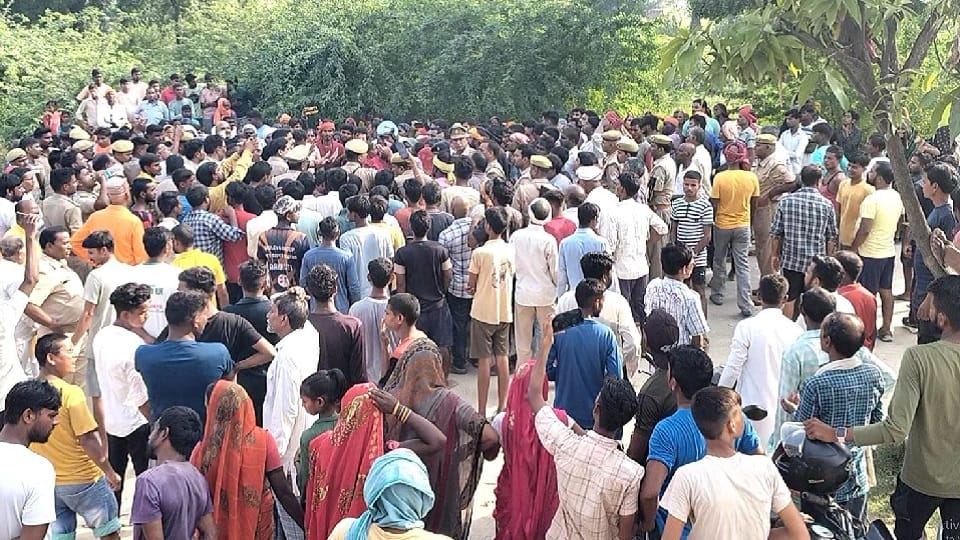 A high speed dumper crushed a woman, one dead, two injured, villagers created ruckus on the road