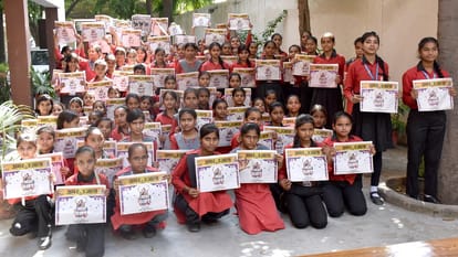अमर उजाला द्वारा नव रात्रि कार्यक्रम में मौजूद छात्राएं