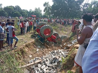 Ayodhya News: Two killed, three in critical condition as trolley overturns