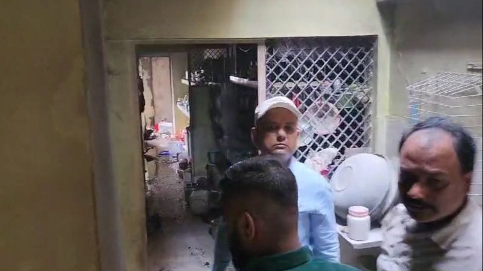 भाजपा नेता के घर में लगी आग