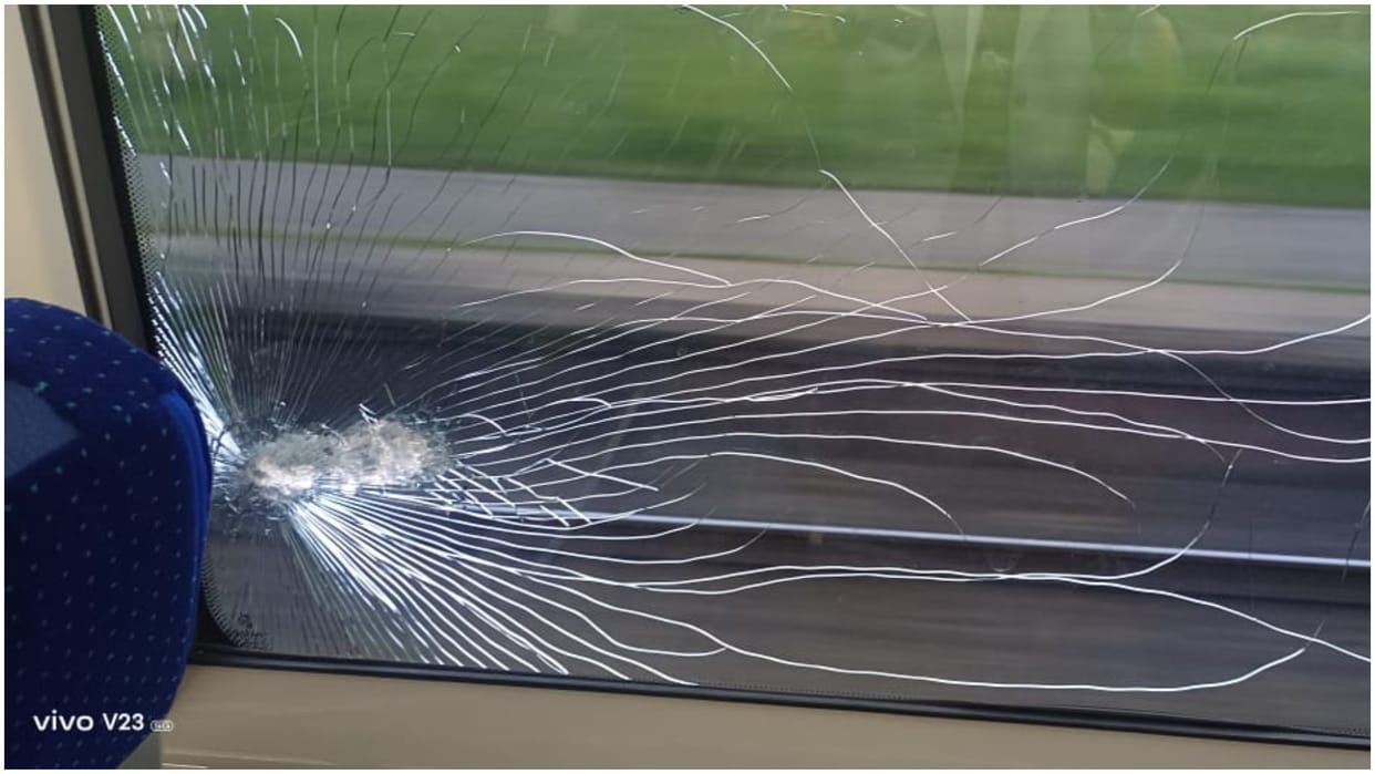 Bihar News : Stone pelting on Patna-Tatanagar Vande Bharat Express Gaya news bihar police RPF Railway Police