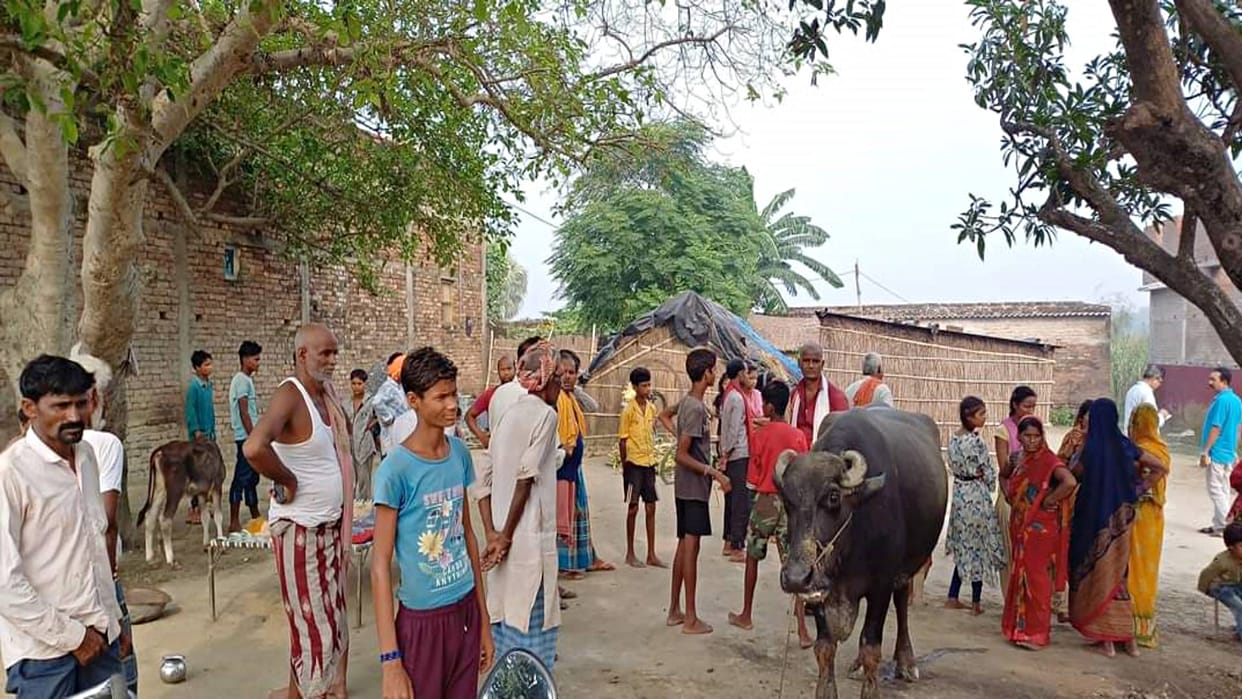 Bihar Crime Gopalganj miscreants shot five bullets at farmer in his house referred to Gorakhpur