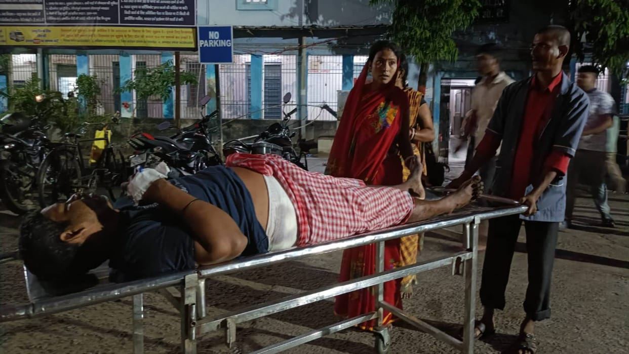 Vaishali News Fierce fighting broke out in land dispute one person injured in stabbing