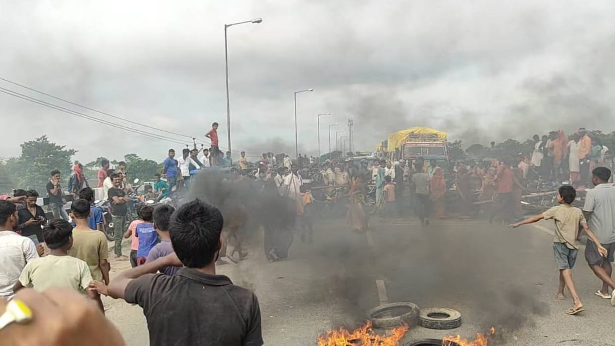 Flood In Bihar Flood victims in Saharsa blocked road for relief and plastic sheets protested by burning tires
