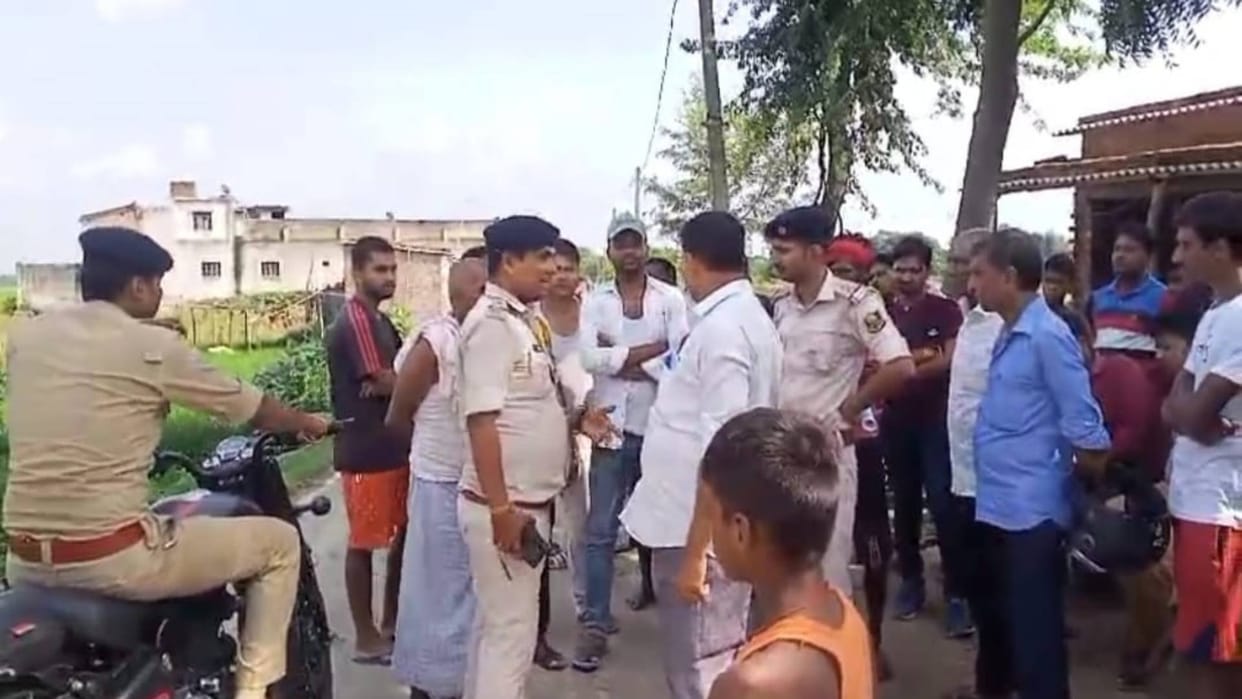 Motihari Bike riding masked miscreants looted CSP operator absconded with two lakh rupees in broad daylight