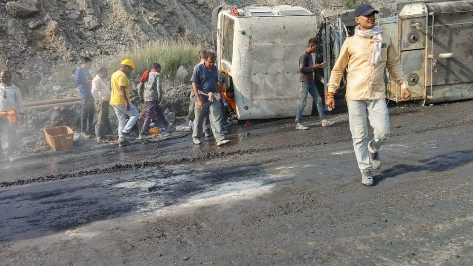 One killed and seven injured when a vehicle loaded with gunpowder overturned in the Gevra mine